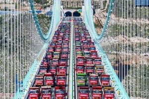 96 camiones cargados con más de 3.300 toneladas probaron la resistencia de puente durante cinco días.