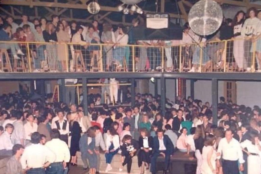 La Fabrica Disco Esperanza, abarrotada de gente.