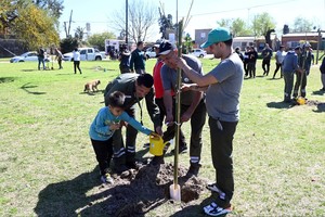 La plantación de árboles es un trabajo conjunto y comunitario que suma conciencia ambiental. MCSF