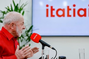 (250829) -- MINAS GERAIS, 29 agosto, 2025 (Xinhua) -- Imagen proveída por el Palacio de Planalto del presidente brasileño, Luiz Inácio Lula da Silva, hablando durante una entrevista para la emisora Rádio Itatiaia, en el estado de Minas Gerais, Brasil, el 29 de agosto de 2025. Lula da Silva aseguró el viernes que "no tiene prisa" para implementar la Ley de Reciprocidad contra los Estados Unidos, aunque subrayó la importancia de avanzar en el proceso como una forma de presionar para que se reanuden las negociaciones sobre el arancel del 50 por ciento aplicado a productos brasileños. (Xinhua/Ricardo Stuckert/Palacio de Planalto) (jg) (da) (ce)
