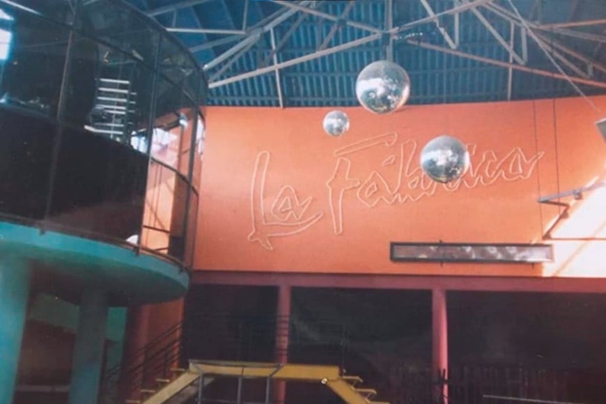 El logo y la cabina DJ que supo ver miles de personas cada fin de semana.