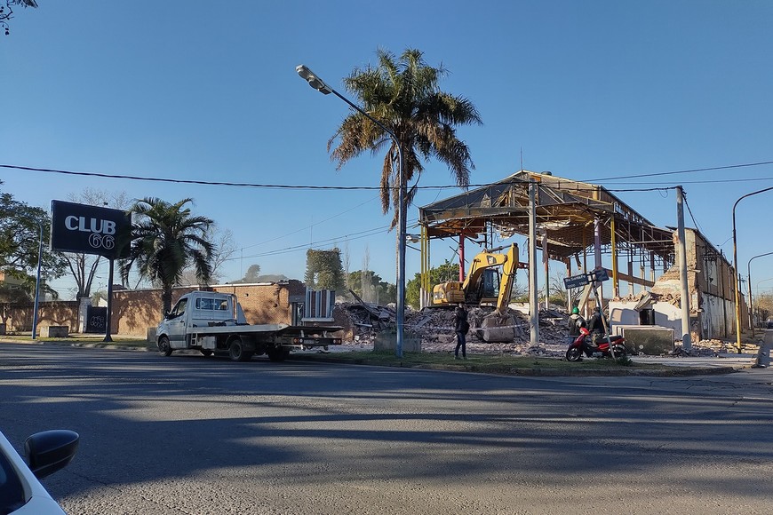 Los vecinos pasaban y se quedaban mirando la demolición.
