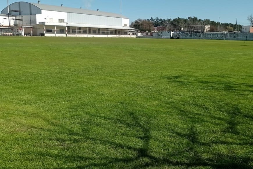 Un piso muy mejorado. El año pasado, en ocasión del partido donde eliminaron al Tate, hubo reclamos por el estado del campo de juego. Ahora, el club mejoró mucho el césped e incluso agrega tribunas tubulares por la llegada de Colón este domingo. Foto: El Litoral