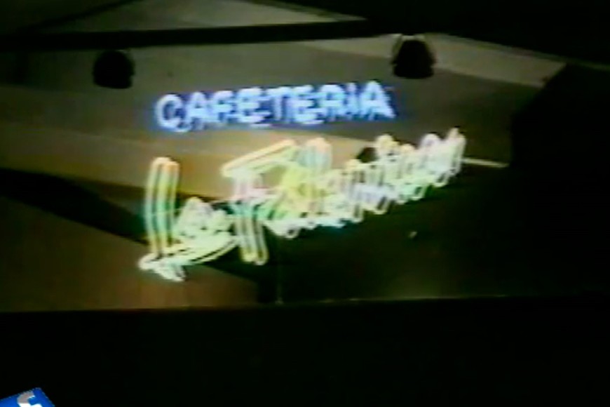 El gran cartel neón para identificar al sector de cafetería.