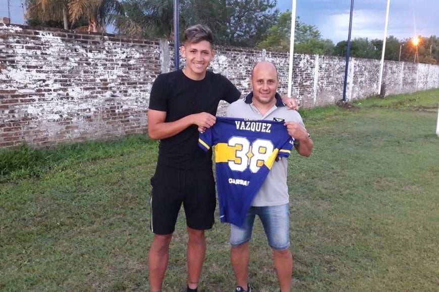 El goleador de Nobleza junto a Lucas Muci, presidente de la institución de Recreo. Crédito: Gentileza.
