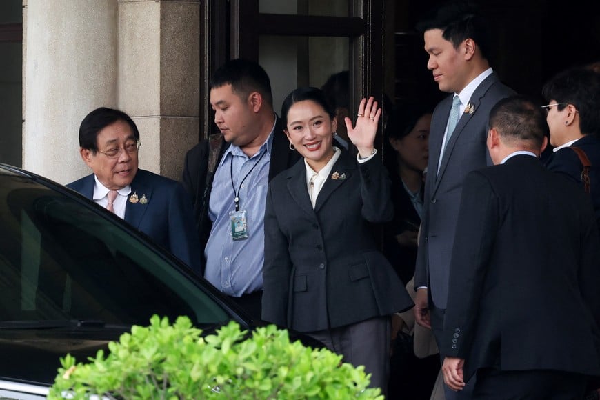Thailand's Paetongtarn Shinawatra, who was dismissed as prime minister, waves as she leaves the Government House, after the Constitutional Court ruled to remove her from office in a high-profile ethics case, following a leaked phone conversation between her and Cambodia's former leader Hun Sen, in Bangkok, Thailand, August 29, 2025. REUTERS/Chalinee Thirasupa