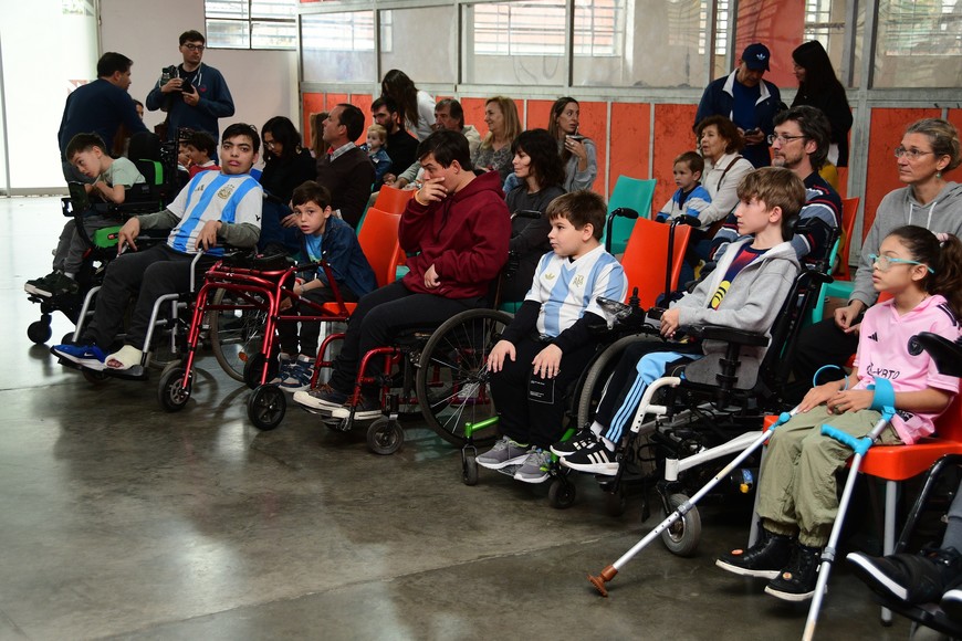 Deporte inclusivo: las sillas de ruedas motorizadas adaptadas para el fútbol fueron protagonistas de la jornada. Crédito: Guillermo Di Salvatore