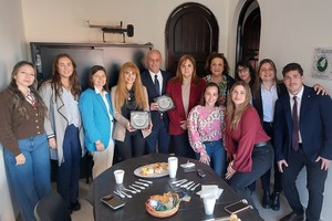 González agradeció al Colegio de Abogados por la emotiva celebración, destacando la significación de recibir este homenaje justo en la fecha dedicada a la profesión.