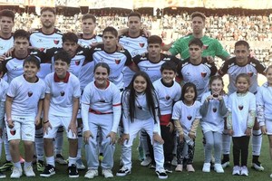 Los once del otro día. La primera expresión futbolera de Ezequiel Medrán como entrenador del Club Atlético Colón: fue 1 a 1 ante Chacarita Juniors en el Cementerio de los Elefantes. El nuevo DT quedó conforme y repite los titulares este lunes ante Defensores de Belgrano. Les da confianza a los mismos. Foto: Carolina Niklison.