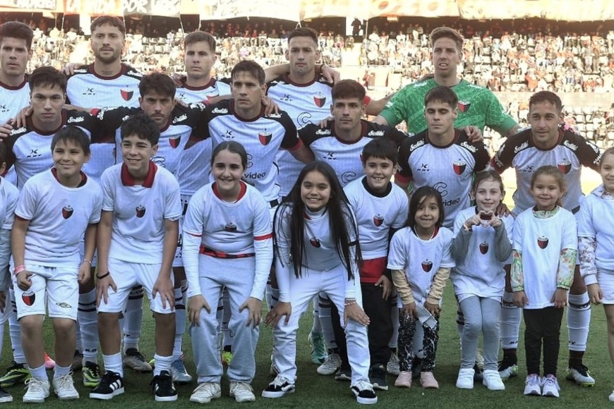 Los once del otro día. La primera expresión futbolera de Ezequiel Medrán como entrenador del Club Atlético Colón: fue 1 a 1 ante Chacarita Juniors en el Cementerio de los Elefantes. El nuevo DT quedó conforme y repite los titulares este lunes ante Defensores de Belgrano. Les da confianza a los mismos. Foto: Carolina Niklison.