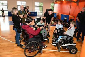 Primeras experiencias en Santa Fe: jóvenes de distintas edades probaron el powerchair football en el Centro Deportivo Jerárquicos.  Crédito: Guillermo Di Salvatore
