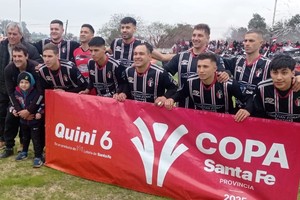 Atlético busca el "Tiro" del año. El plantel completo de Atlético y Tiro de Reconquista posando para la foto en la Copa Santa Fe. El boleto para semifinales en juego y la llegada de Colón generan una tremenda expectativa para este domingo desde las 19. Si hay empate en los 90 minutos reglamentarios, se define por penales. Foto: El Litoral
