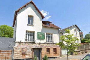 El lugar del incidente en Évreux, donde un conductor embistió a transeúntes tras una pelea.