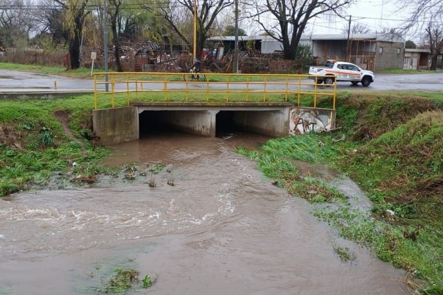 En Firmat, los canales a pleno en el escurrimiento de las aguas pluviales. Foto: Gentileza