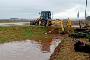 Máquinas trabajando en la desobstrucción de canales obstaculizados por grandes cantidades de basura. Foto: MVT