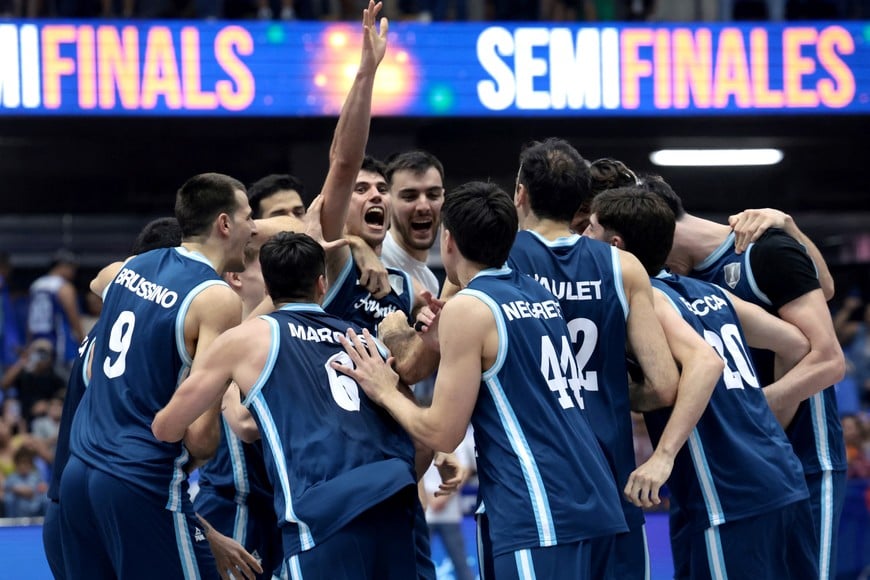 Basketball - FIBA AmeriCup 2025 - Semi Finals - Canada v Argentina - Polideportivo Alexis Arguello, Managua, Nicaragua - August 30, 2025
Argentina players celebrate after winning the match REUTERS/Luisa Gonzalez