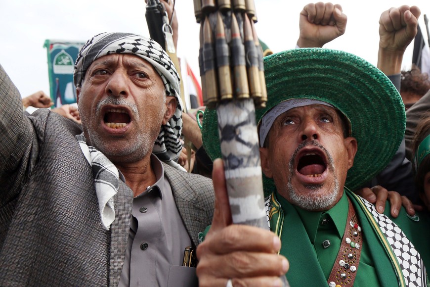 (250830) -- SANA, 30 agosto, 2025 (Xinhua) -- Imagen del 29 de agosto de 2025 de yemeníes gritando consignas durante una protesta contra los ataques aéreos israelíes en Saná y en solidaridad con Gaza en la plaza Al-Sabeen, en Saná, Yemen. Decenas de miles de personas asistieron a la manifestación masiva celebrada aquí el viernes. Israel llevó a cabo el jueves por la tarde ataques aéreos contra la capital de Yemen, Saná, mientras que el grupo hutí negaba las acusaciones de que los ataques tuvieran como objetivo una reunión de sus comandantes. Los medios de comunicación israelíes informaron que los ataques tuvieron como objetivo varios lugares donde los comandantes hutíes supuestamente se reunían para observar el discurso televisado semanal del líder del grupo, Abdulmalik al-Houthi, y agregaron que "todos fueron atacados simultáneamente en cuestión de minutos". (Xinhua/Mohammed Mohammed) (oa) (da)