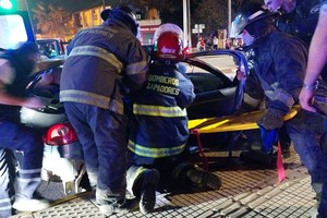 Bomberos zapadores debieron rescatar a los ocupantes del Peugeot 206.