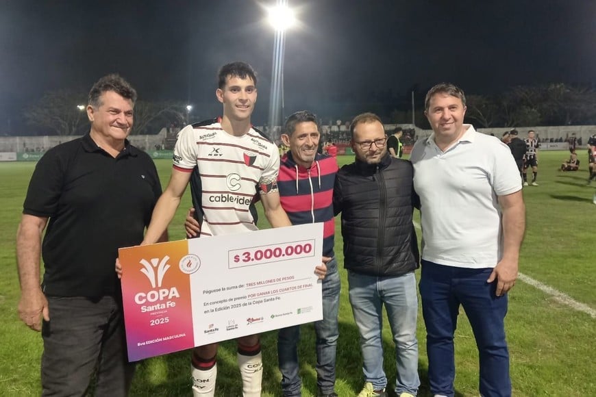 La figura de la cancha con el premio.