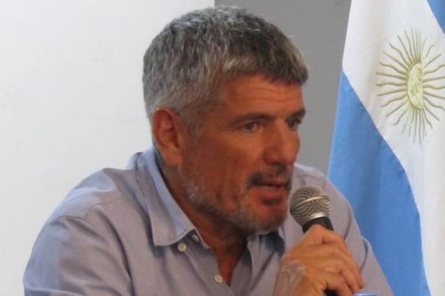 El presidente comunal Gonzalo Goyechea colaboró en evacuaciones, junto a bomberos y empleados. Foto: Gentileza