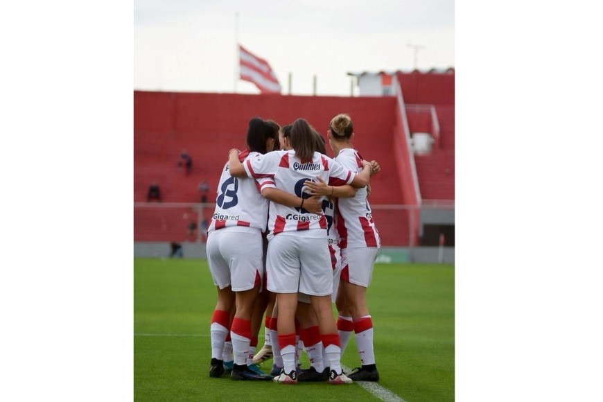 De festejos. Las chicas de Unión marcaron dos goles en la victoria en el 15 de Abril.