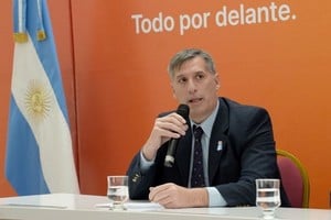 El ministro Pablo Olivares celebró desde Nueva York la histórica emisión del bono SF34.