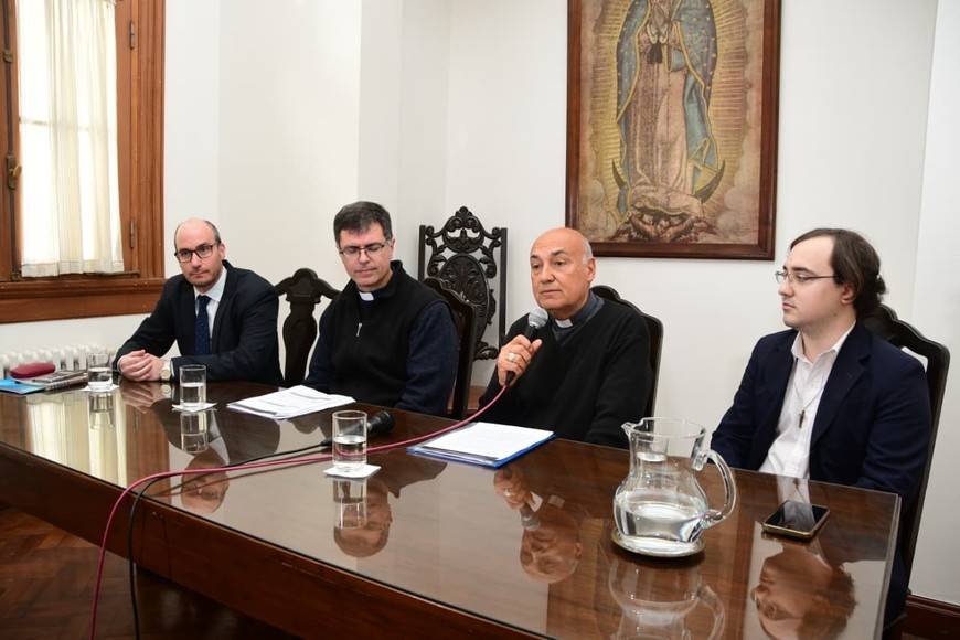 "Hay una porción del pueblo santafesino que se ha sentido herido por esta omisión. Yo personalmente no la entiendo, a lo mejor hay algunos argumentos que no llego a conocer", sostuvo el arzobispo santafesino, Sergio Fenoy, en conferencia de prensa. Crédito: Guillermo Di Salvatore