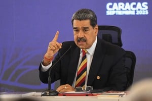 (250901) -- CARACAS, 1 septiembre, 2025 (Xinhua) -- El presidente venezolano, Nicolás Maduro, habla durante una conferencia de prensa internacional, en Caracas, Venezuela, el 1 de septiembre de 2025. Venezuela enfrenta "la más grande amenaza" que se haya visto en el continente en los últimos 100 años, afirmó el lunes Maduro, al señalar que ocho barcos militares con 1.200 misiles y un submarino nuclear "apuntan" al país sudamericano. (Xinhua/Marcos Salgado) (ms) (rtg) (ah) (ce)