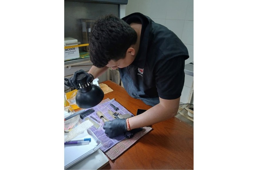 La ciencia aplicada al crimen: huellas, rastros y pruebas bajo la lupa de la PDI.