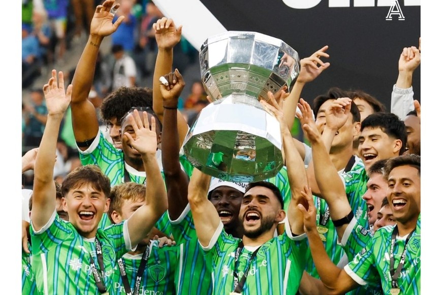 Seattle Sounders celebró con el trofeo de la Leagues Cup.