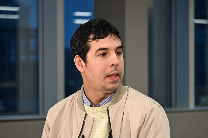 Martínez destacó la importancia de contar con intérpretes de lengua de señas en la atención municipal.  Crédito: Flavio Raina.