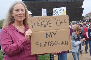 La gente protesta contra las tergiversaciones históricas, también contra la política de Trump, que pretende cambiar la historia, también en el Instituto Smithsonian, símbolo de la cultura e historia de Estados Unidos. Robyn Stevens Brody/Sipa/DW