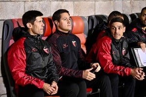 MEDRÁN Y SU CUERPO TÉCNICO EN EL BANCO DE Colón - Defensores de Belgrano | Primera Nacional Fecha 29. Foto: Juan Manuel Foglia