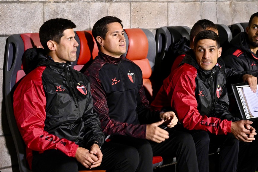 MEDRÁN Y SU CUERPO TÉCNICO EN EL BANCO DE Colón - Defensores de Belgrano | Primera Nacional Fecha 29. Foto: Juan Manuel Foglia