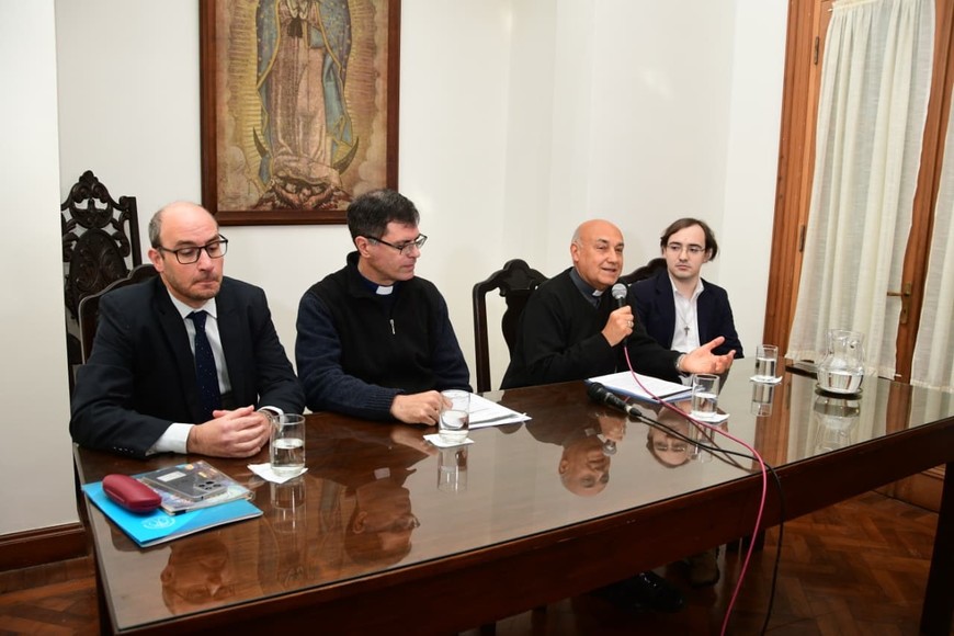"Hay una porción del pueblo santafesino que se ha sentido herido por esta omisión. Yo personalmente no la entiendo, a lo mejor hay algunos argumentos que no llego a conocer", sostuvo el arzobispo santafesino, Sergio Fenoy, en conferencia de prensa. Crédito: Guillermo Di Salvatore