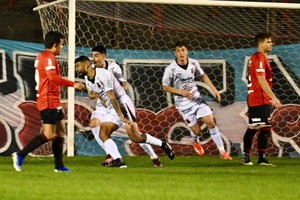 GOL DE DEFENSORES Colón - Defensores de Belgrano | Primera Nacional Fecha 29. Foto: Juan Manuel Foglia
