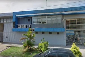 Los delicuentes accedieron al interior de la fábrica tras violentar una ventana.