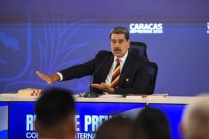 (250901) -- CARACAS, 1 septiembre, 2025 (Xinhua) -- El presidente venezolano, Nicolás Maduro, habla durante una conferencia de prensa internacional, en Caracas, Venezuela, el 1 de septiembre de 2025. Venezuela enfrenta "la más grande amenaza" que se haya visto en el continente en los últimos 100 años, afirmó el lunes Maduro, al señalar que ocho barcos militares con 1.200 misiles y un submarino nuclear "apuntan" al país sudamericano. (Xinhua/Marcos Salgado) (ms) (rtg) (ah) (ce)
