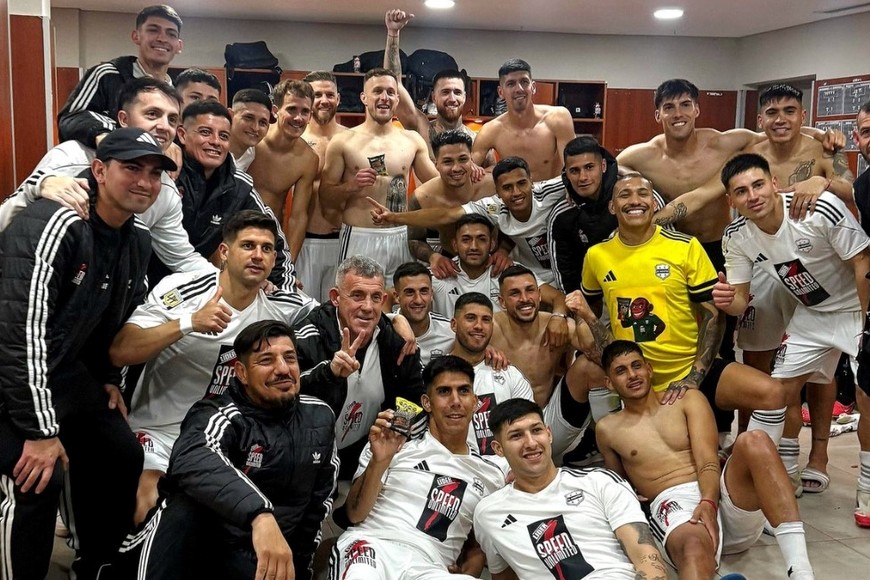 El festejo del Malevo en el vestuario. Crédito: Prensa Riestra