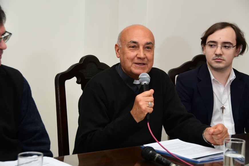 "Hay una porción del pueblo santafesino que se ha sentido herido por esta omisión. Yo personalmente no la entiendo, a lo mejor hay algunos argumentos que no llego a conocer", sostuvo el arzobispo santafesino, Sergio Fenoy, en conferencia de prensa. Crédito: Guillermo Di Salvatore
