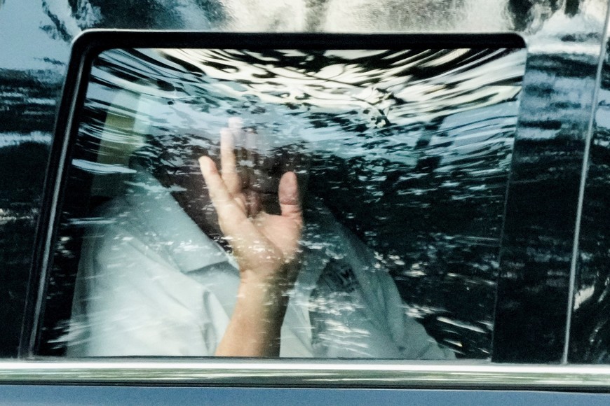 U.S. President Donald Trump departs after golfing at Trump National Golf Club in Sterling, Virginia, U.S., September 1, 2025. REUTERS/Ken Cedeno
