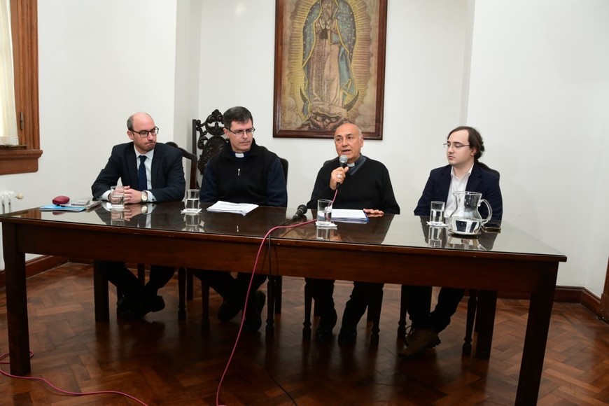 "Hay una porción del pueblo santafesino que se ha sentido herido por esta omisión. Yo personalmente no la entiendo, a lo mejor hay algunos argumentos que no llego a conocer", sostuvo el arzobispo santafesino, Sergio Fenoy, en conferencia de prensa. Crédito: Guillermo Di Salvatore