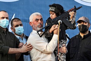 Yahia Sinwar sostiene en brazos al hijo de un combatiente muerto en enfrentamientos con Israel. Mahmud Hams/AFP 