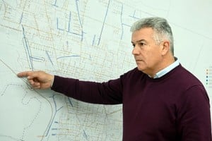 Por acá sale el agua, parece indicar Rudi, mientras muestra una de las zonas de reservorios del oeste. MCSF