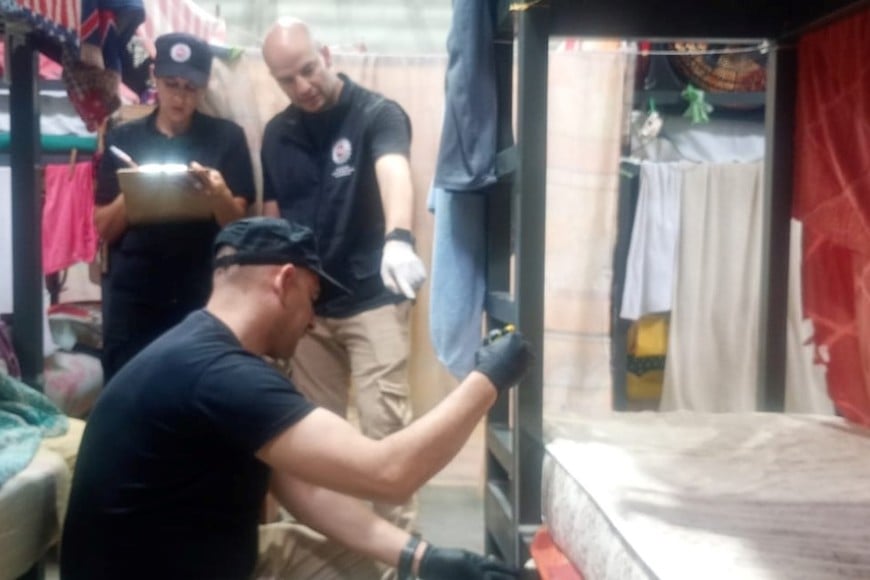 Peritos de la PDI recolectan evidencias en la escena de un hecho policial.