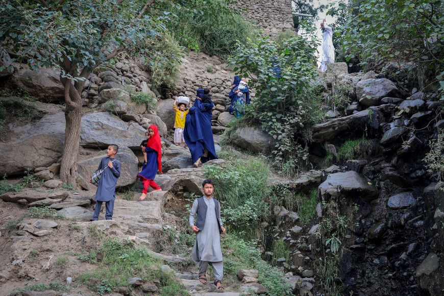 An Afghan family moves to a safer place after a deadly magnitude-6 earthquake that struck Afghanistan around midnight, in Dara Noor, in Jalalabad, Afghanistan, September 1, 2025. REUTERS/Sayed Hassib