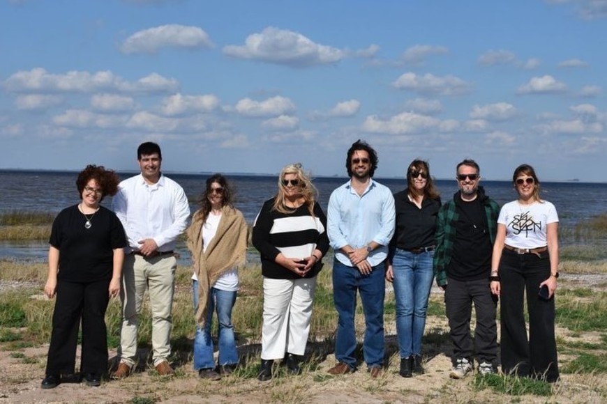 Funcionarios junto al equipo de profesionales que llevan adelante los trabajos de investigación en la cabecera departamental y alrededores