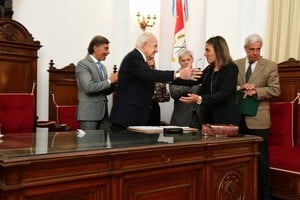 El ministro Spuler, tomando juramento a la fiscal de Santa Fe, Vivian Galeano. Foto: Guillermo Di Salvatore