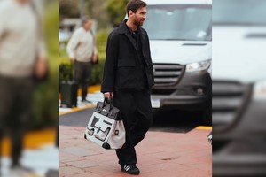 Messi aterrizó en Ezeiza y captó todas las miradas con su look total black.