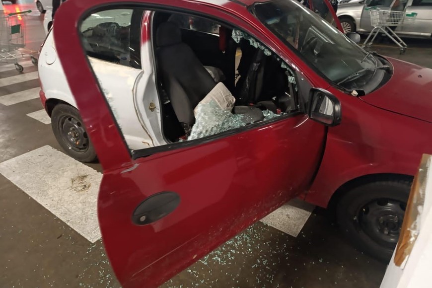 Policías rompieron el vidrio del auto para rescatar al niño de 3 años.